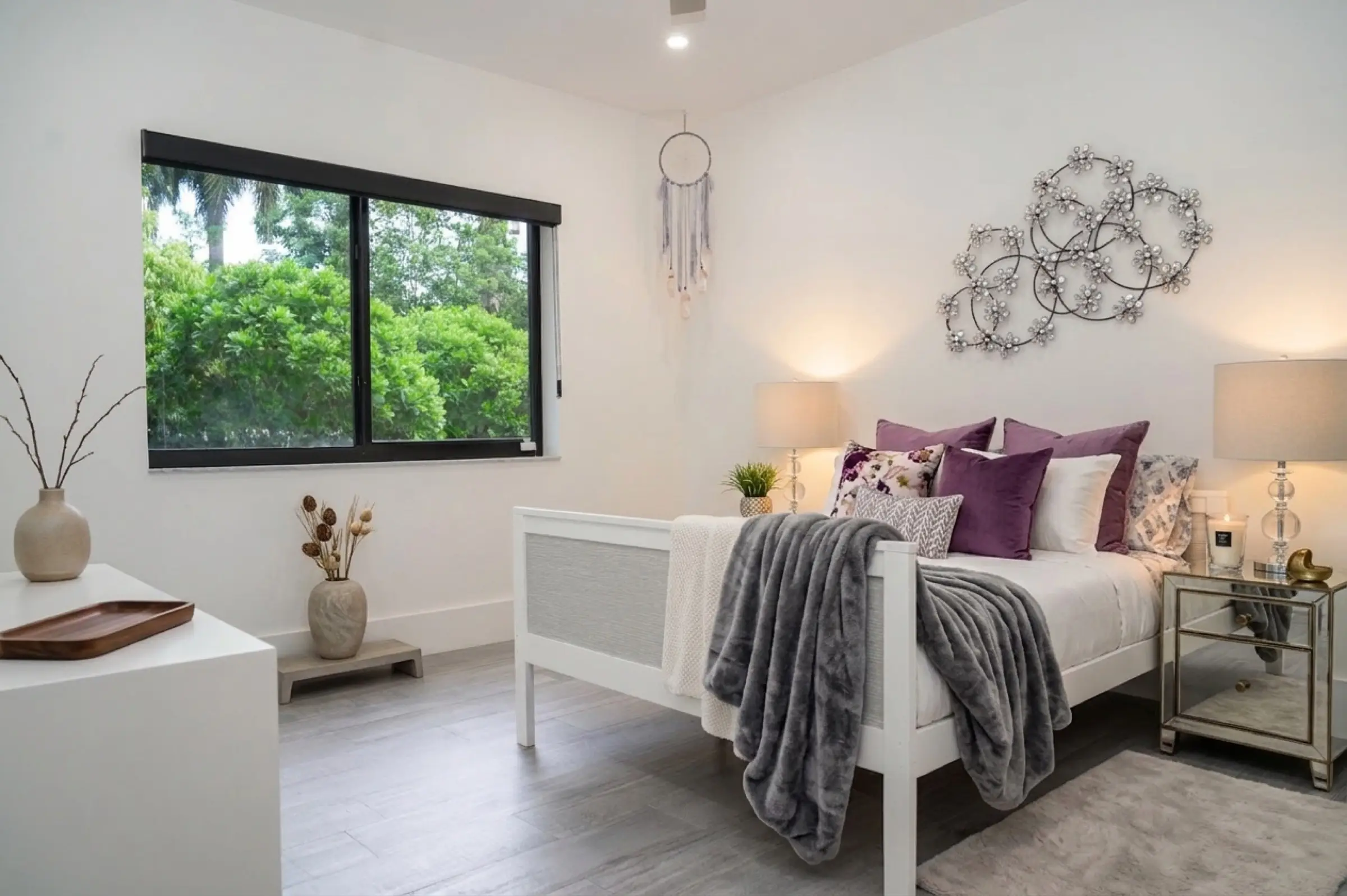 Third guest bedroom with garden view