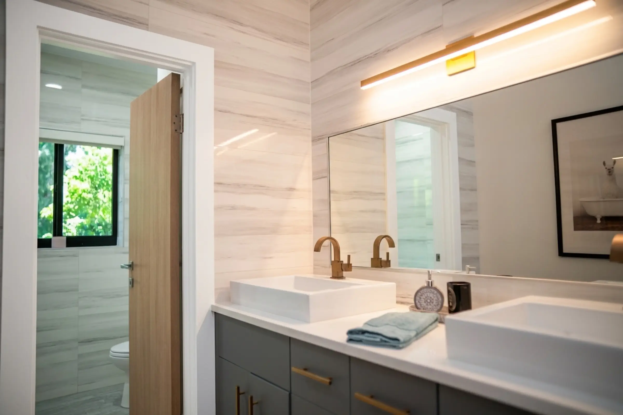 Secondary bathroom shared by guest bedrooms